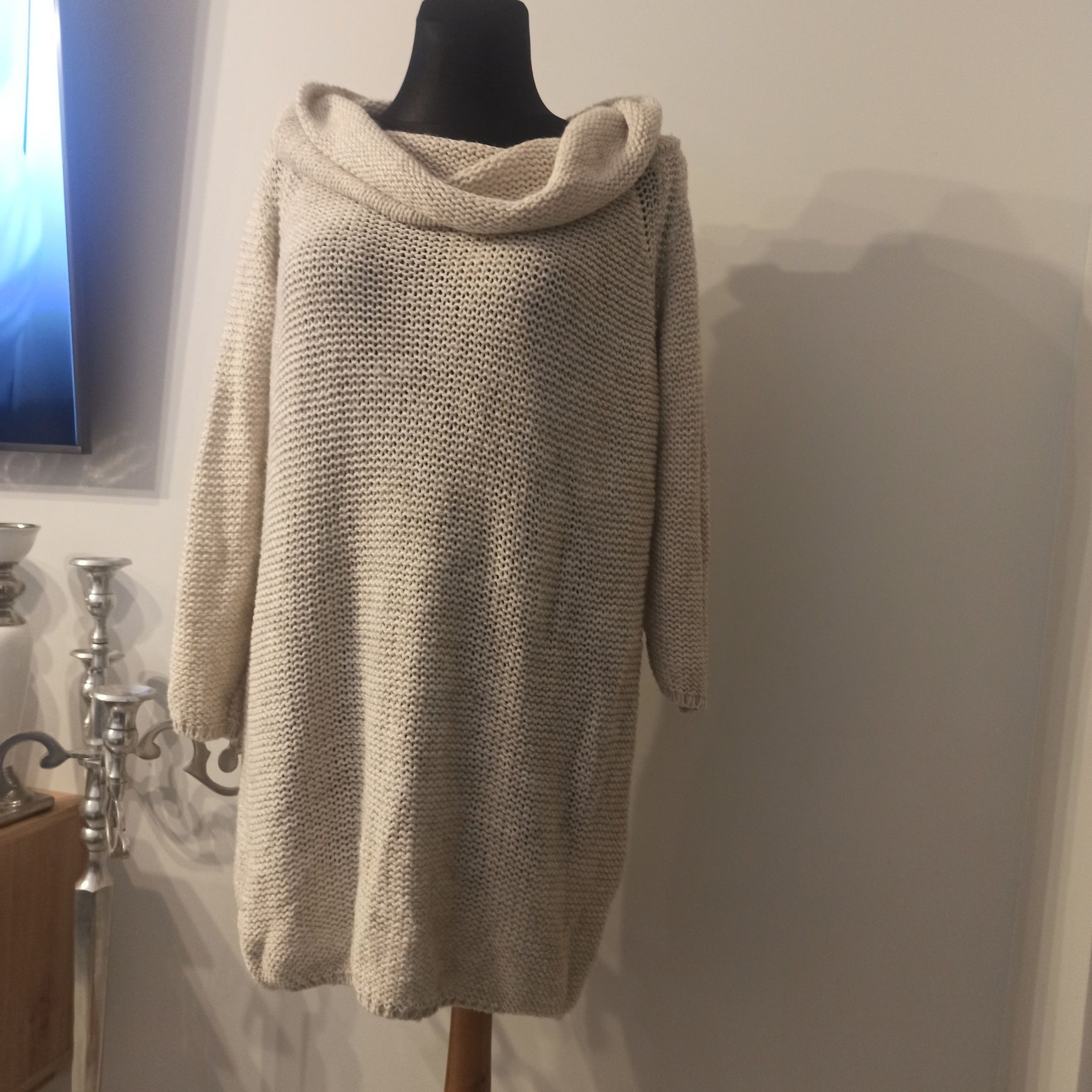 Długi beżowy sweter z kominem