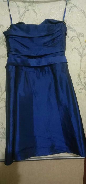 Вечірня сукня без бретелів василькового кольору