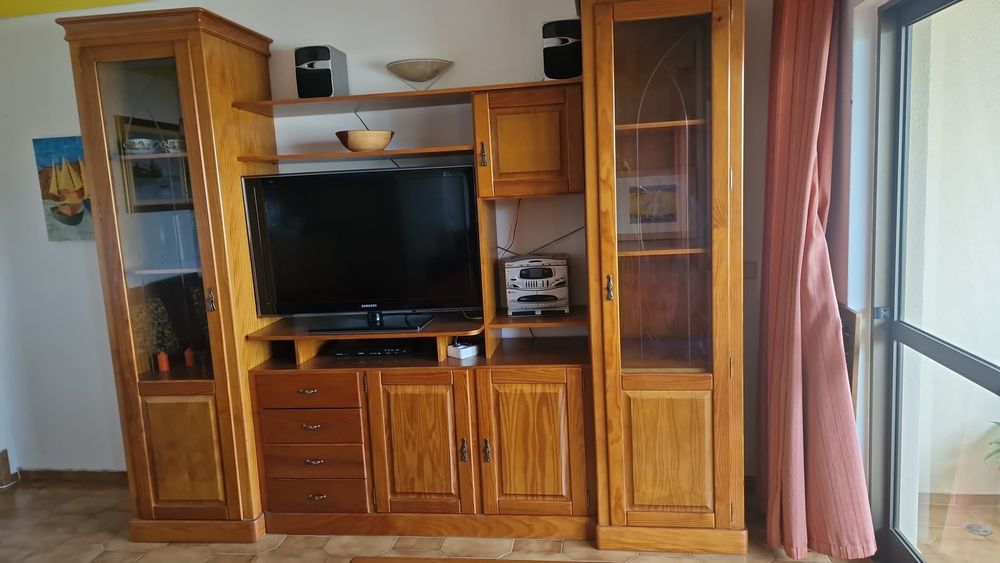 Móvel de sala com cristaleiras estilo vintage
