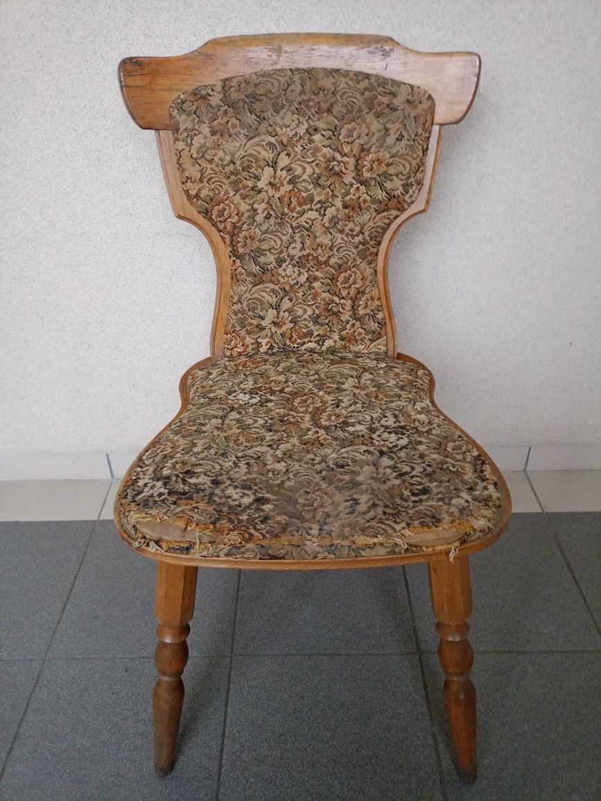 Dwa krzesła z drewna z PRL