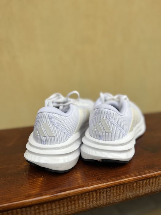 Кросівки adidas, білі — розмір EU 39⅓ (24,5 см)