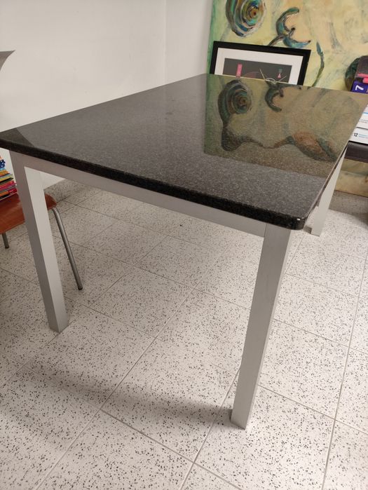 Mesa com tampo em granito, base das pernas em inox