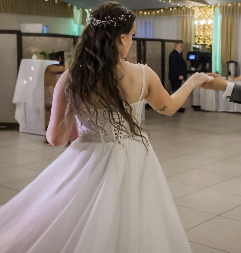 Suknia slubna ze zdobionym gorsetem