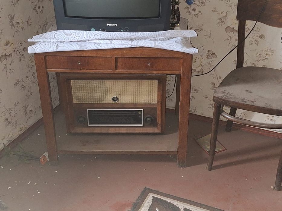 Półka pod telewizor