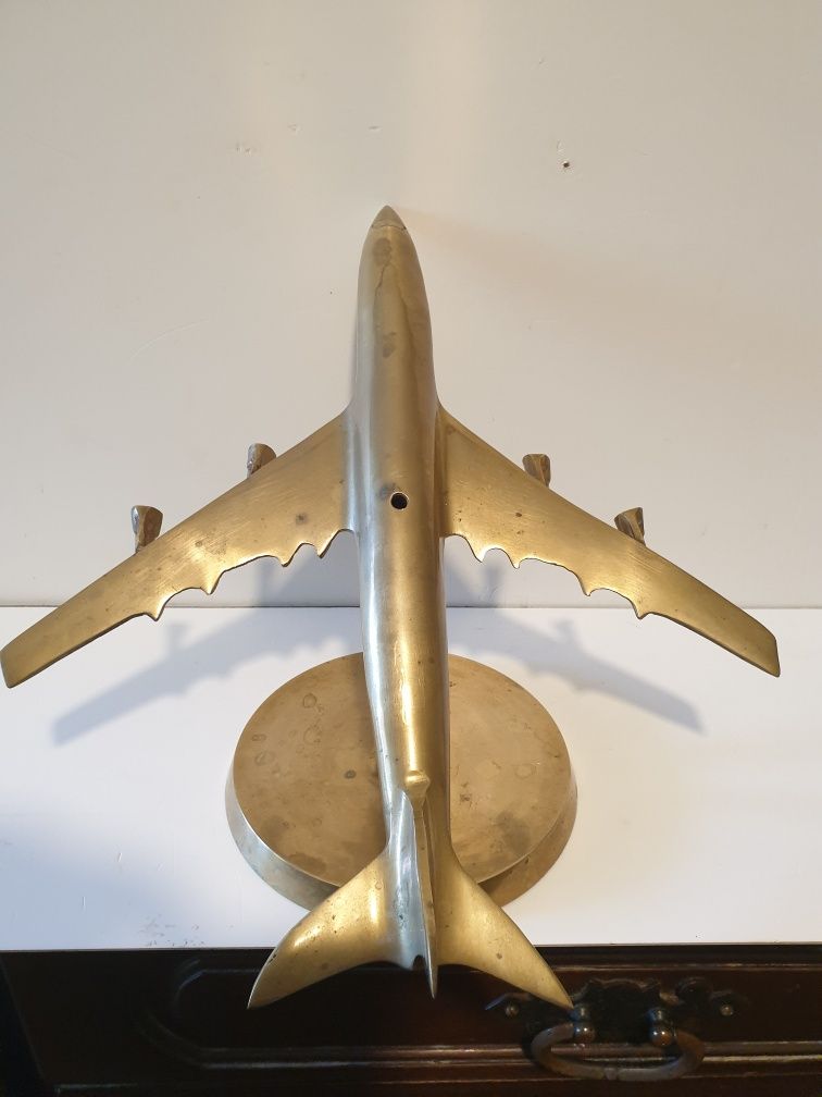 Grande vintage modelo de um avião em latão