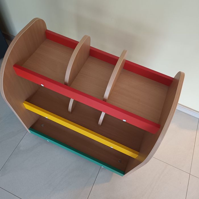 Porządny regał dziecięcy na kółkach