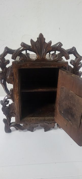 Antyczna szafka ołtarzowa – rzeźbione drewno + medalion Jezus Chrystus