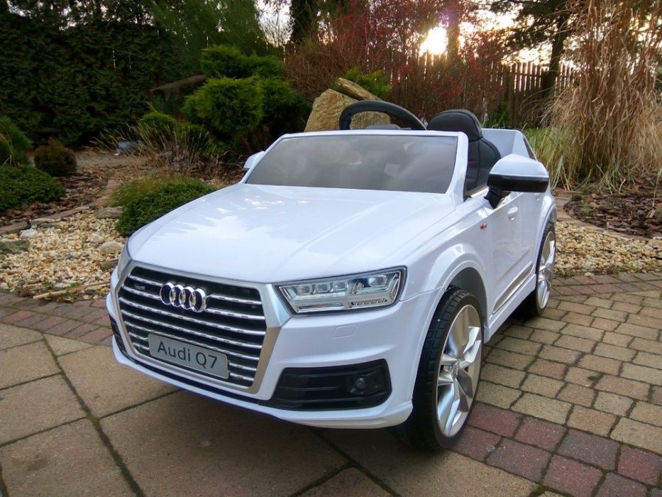 Auto na akumulator AUDI Q7 LAKIEROWANY ekoskóra z logo Audi/2X45W