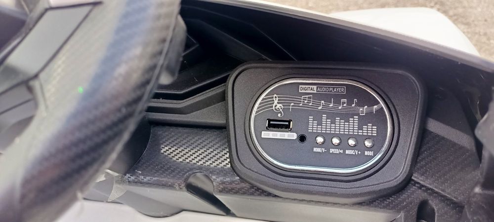 Дитячий акумуляторний автомобіль