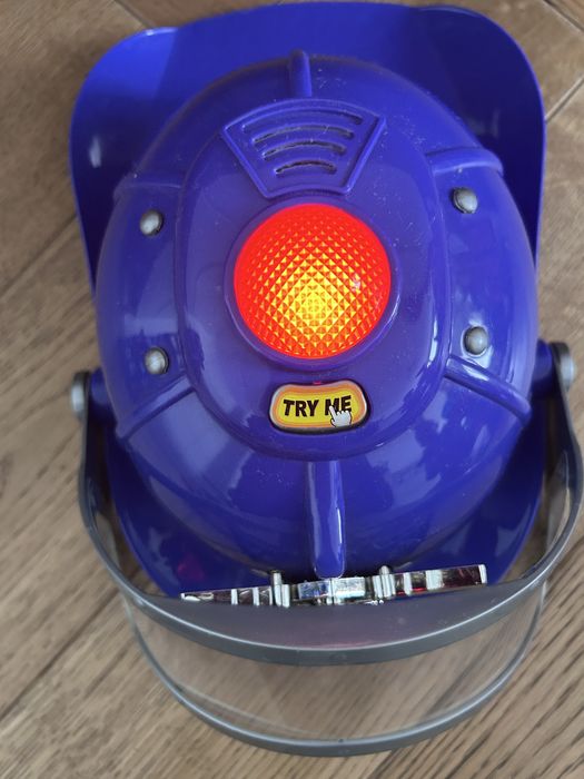 Kask policyjny z dzwiekiem i sygnalem swietlnym