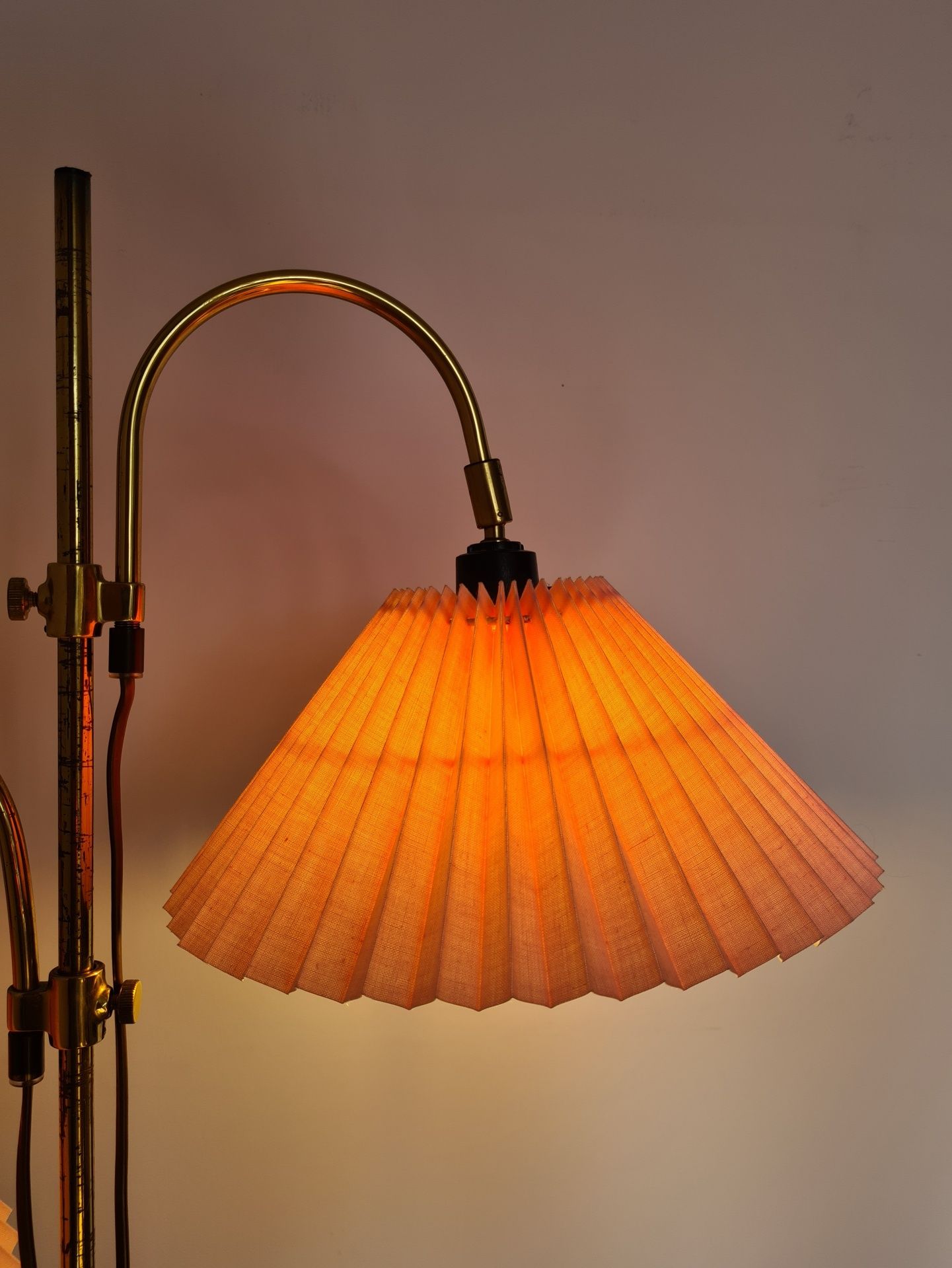 Duńska mosiężna lampa podłogowa lata 60 70 vintage plisowany abażur