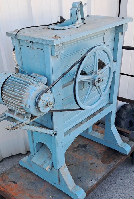 Escarolador de milho antigo a funcionar