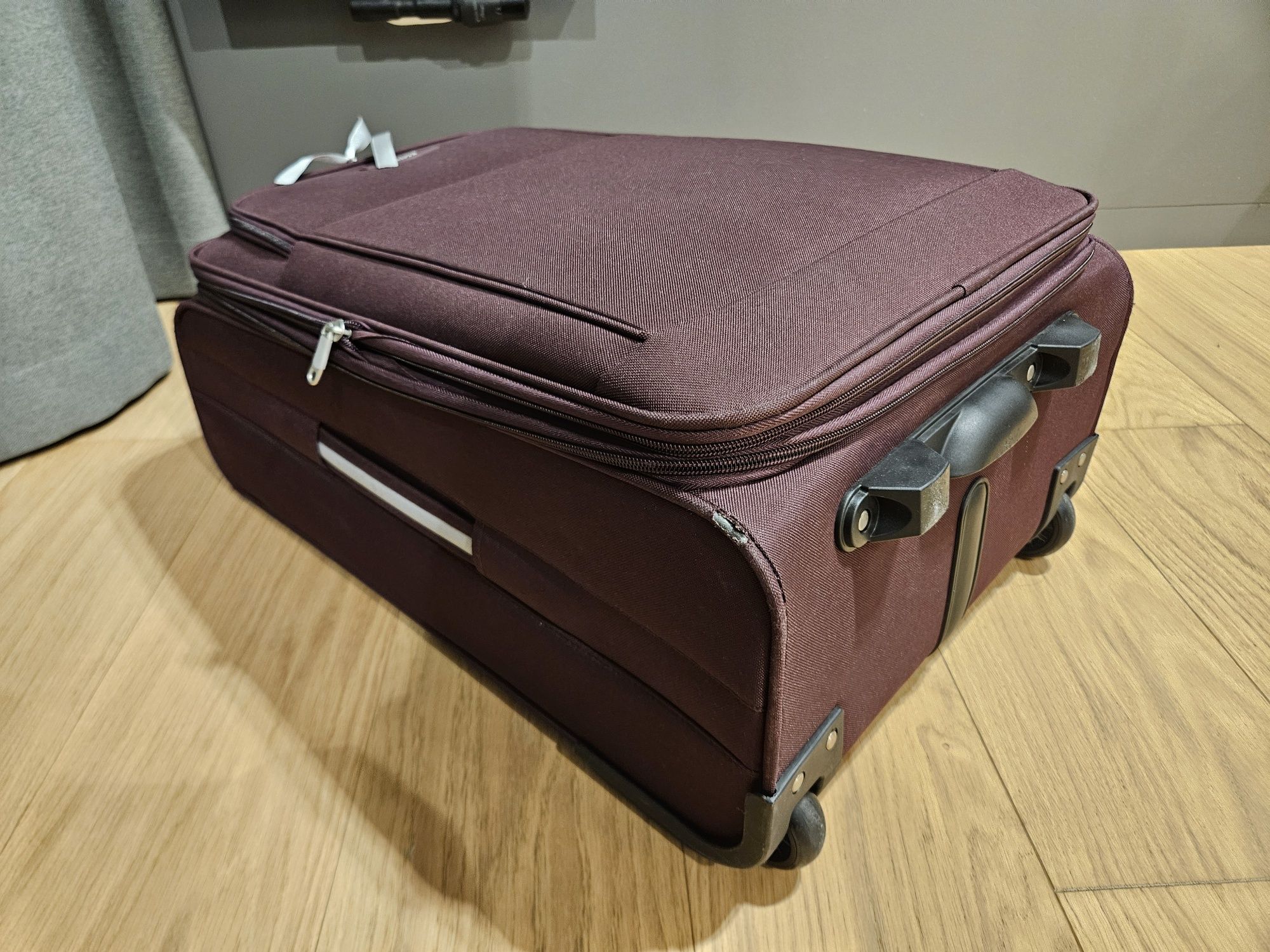 Średnia walizka Spirit ze sklepu Witchen 60x41x27cm / mocno przetarta