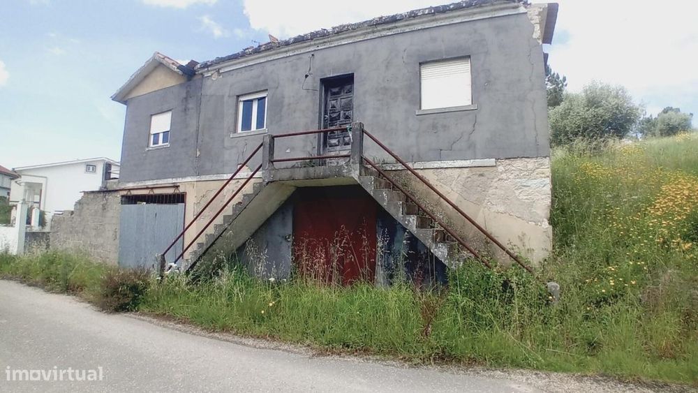 Moradia T3 para Recuperar com 1320m2 de terreno Vale Pedras, Queitide