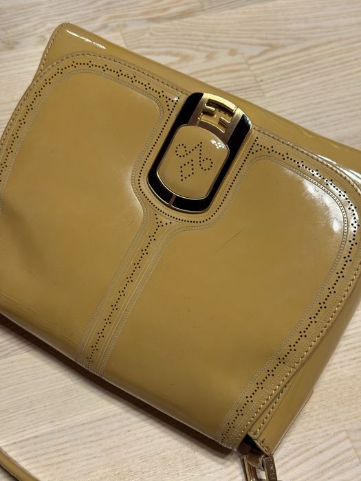 Лакова бежева сумка Fendi