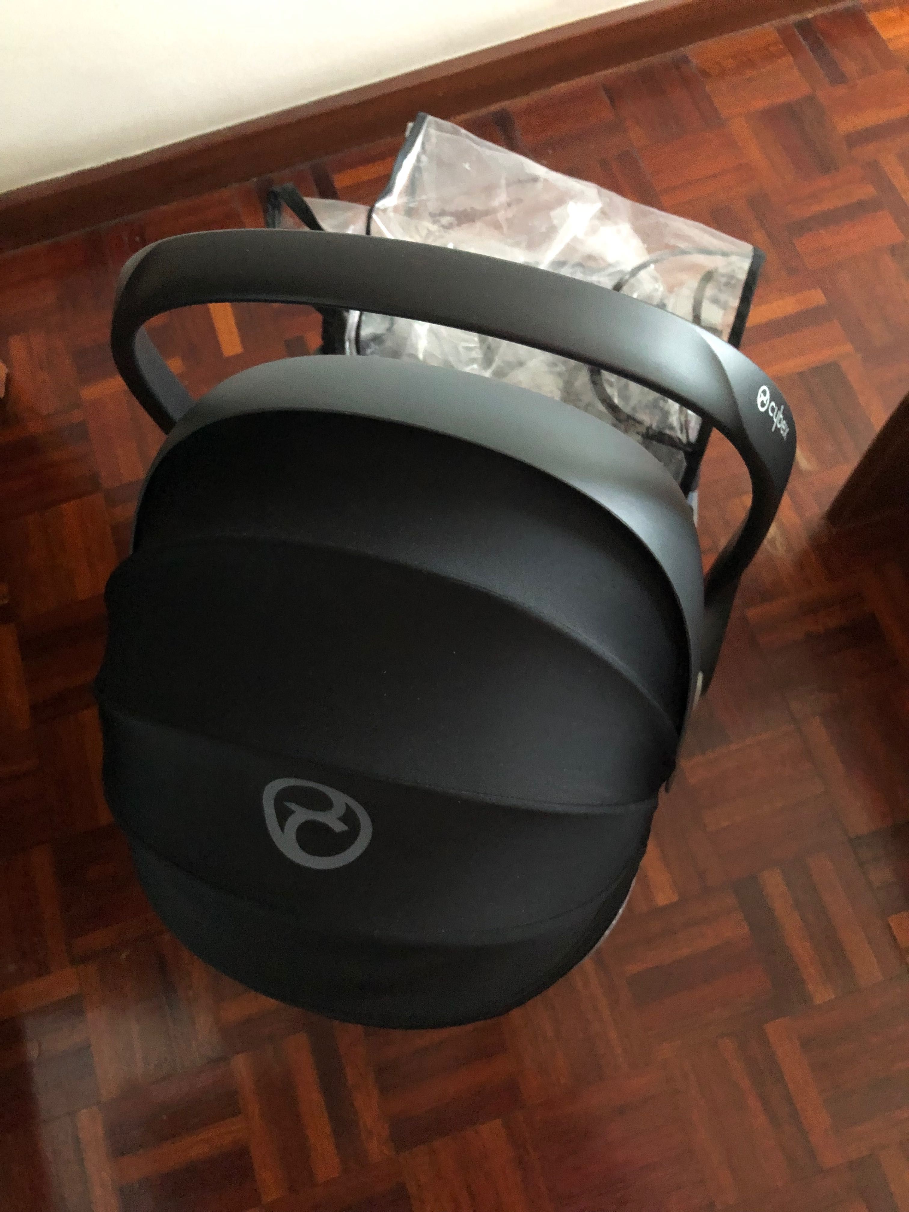 Ovo Cybex , adaptadores e plástico para chuva e adaptadores .