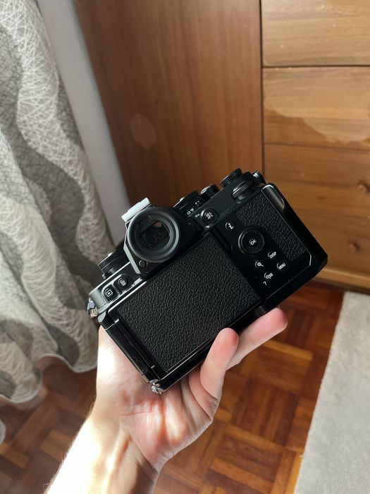 Nikon ZF Como Nova com grip da Neewer adicional
