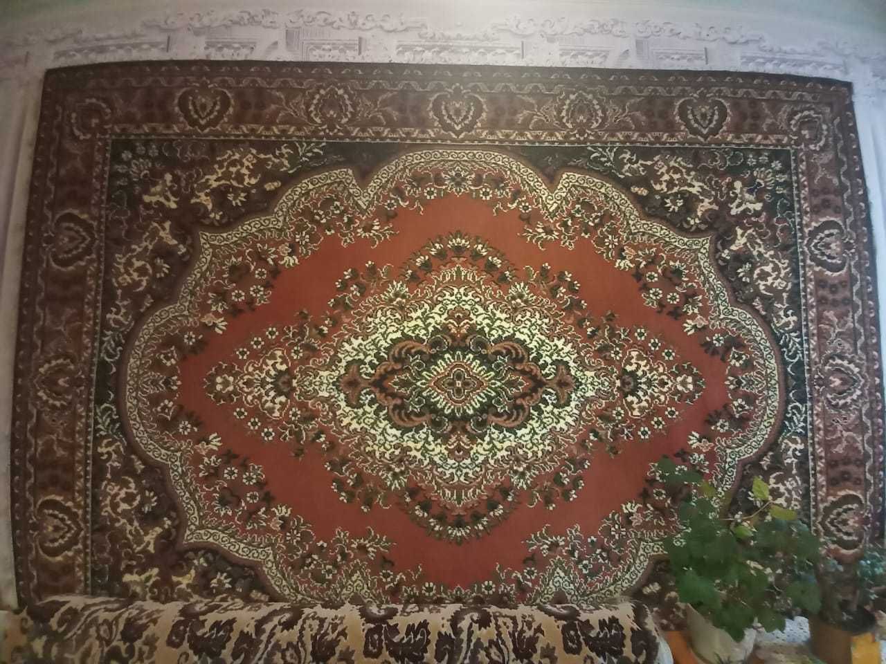 Килим 2.4м × 3.2 м.
