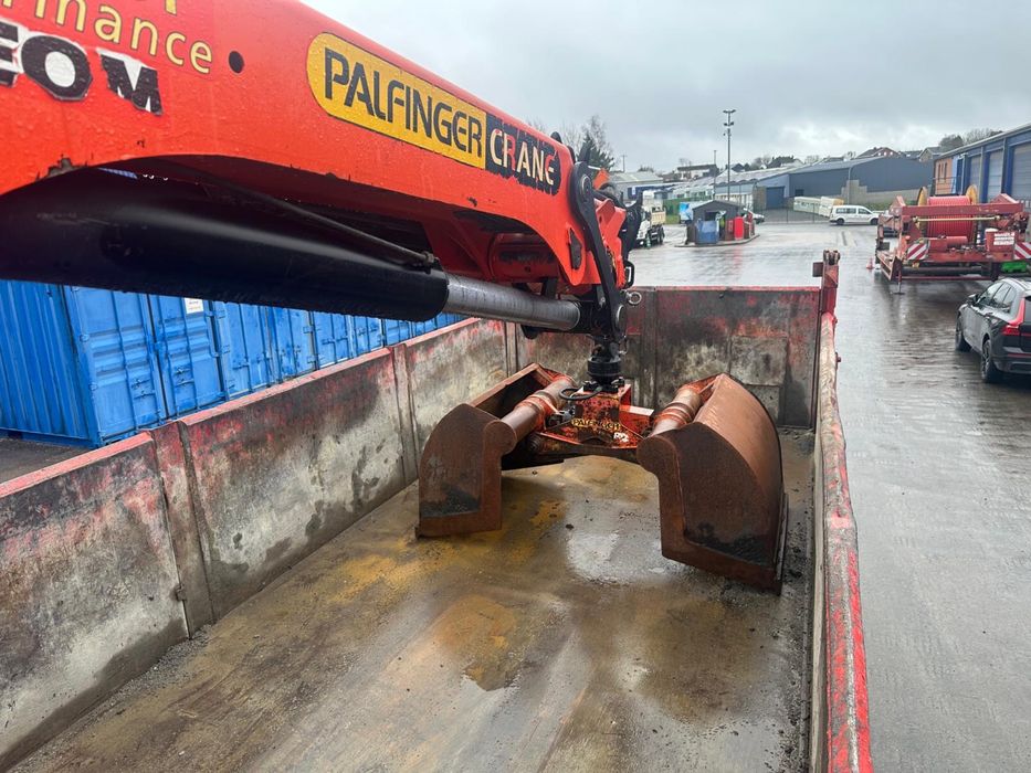 Volvo FM com grua e bascula