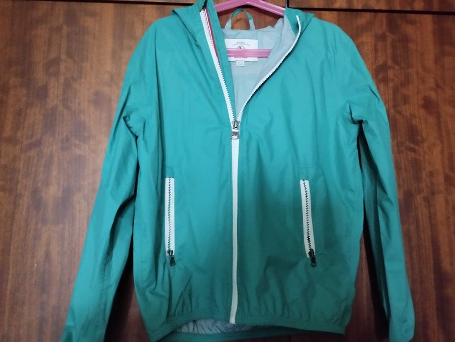 Casaco marca AIGLE impermeável e corta vento - 10 anos