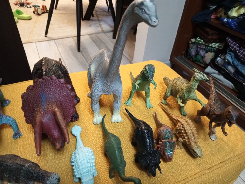 Sprzedam figurki dinozaurów