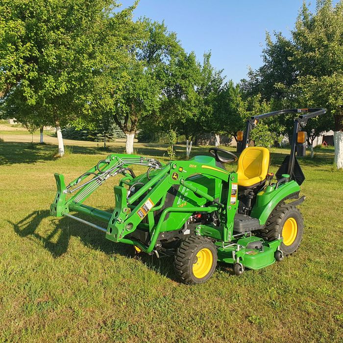 traktor John Deere 1023e