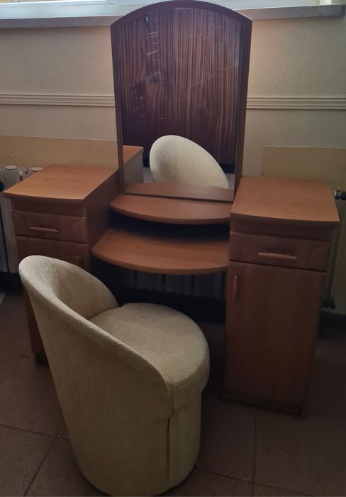 Toaletka z lustrem i pufką. Olcha. Jak nowa. Idealne dla nastolatki