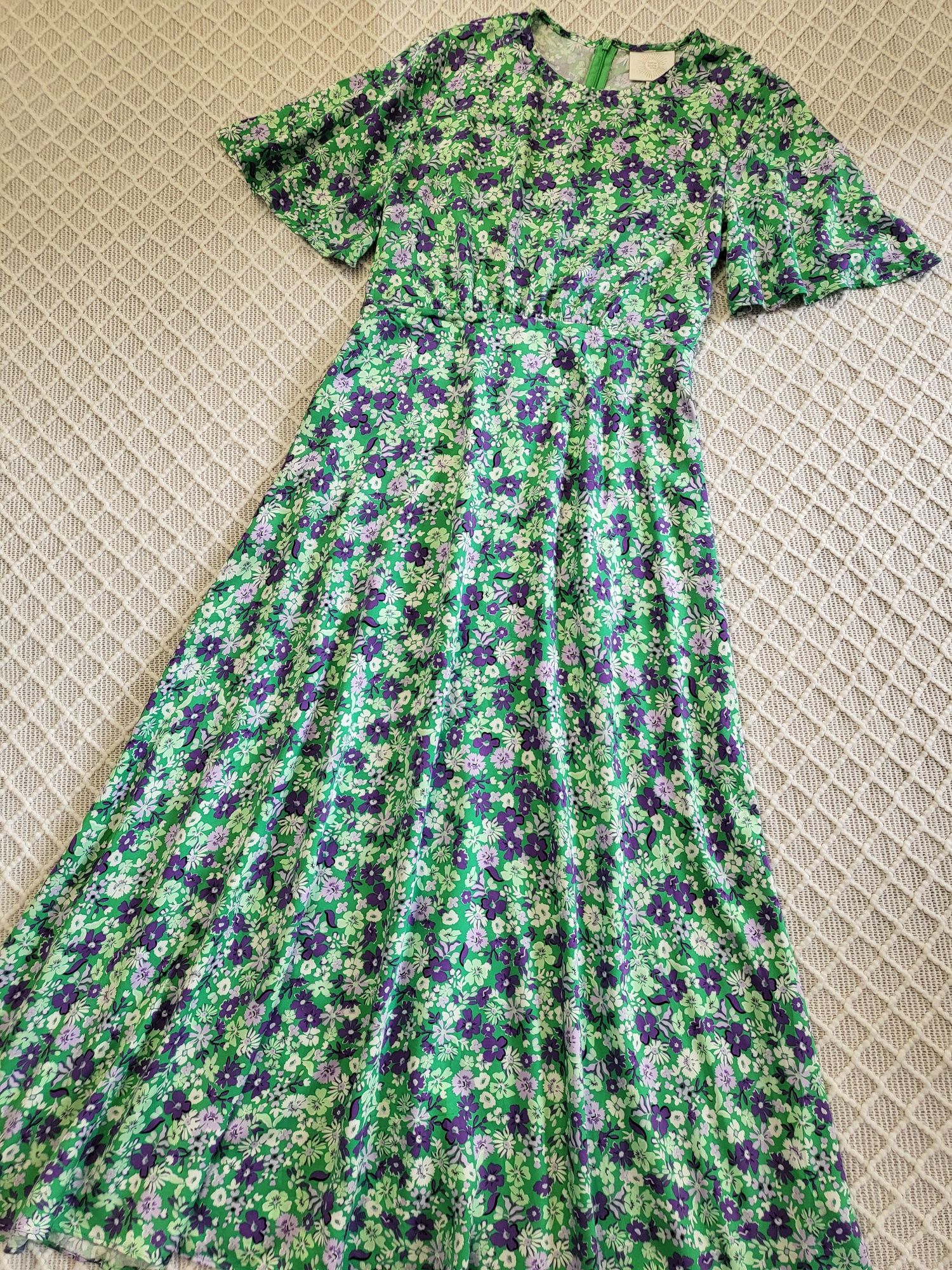 Красивенное зелёное миди платье в цветочный принт Bone London