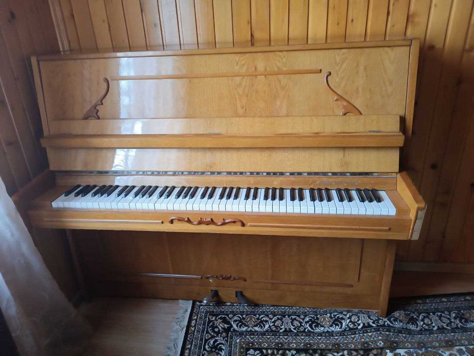 Продається фортепіано "Україна" та стілець до нього,який обертається.