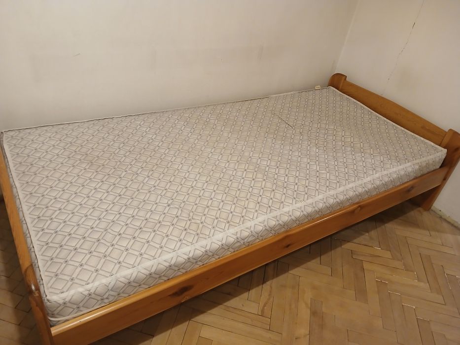 Łóżko drewniane z materacem