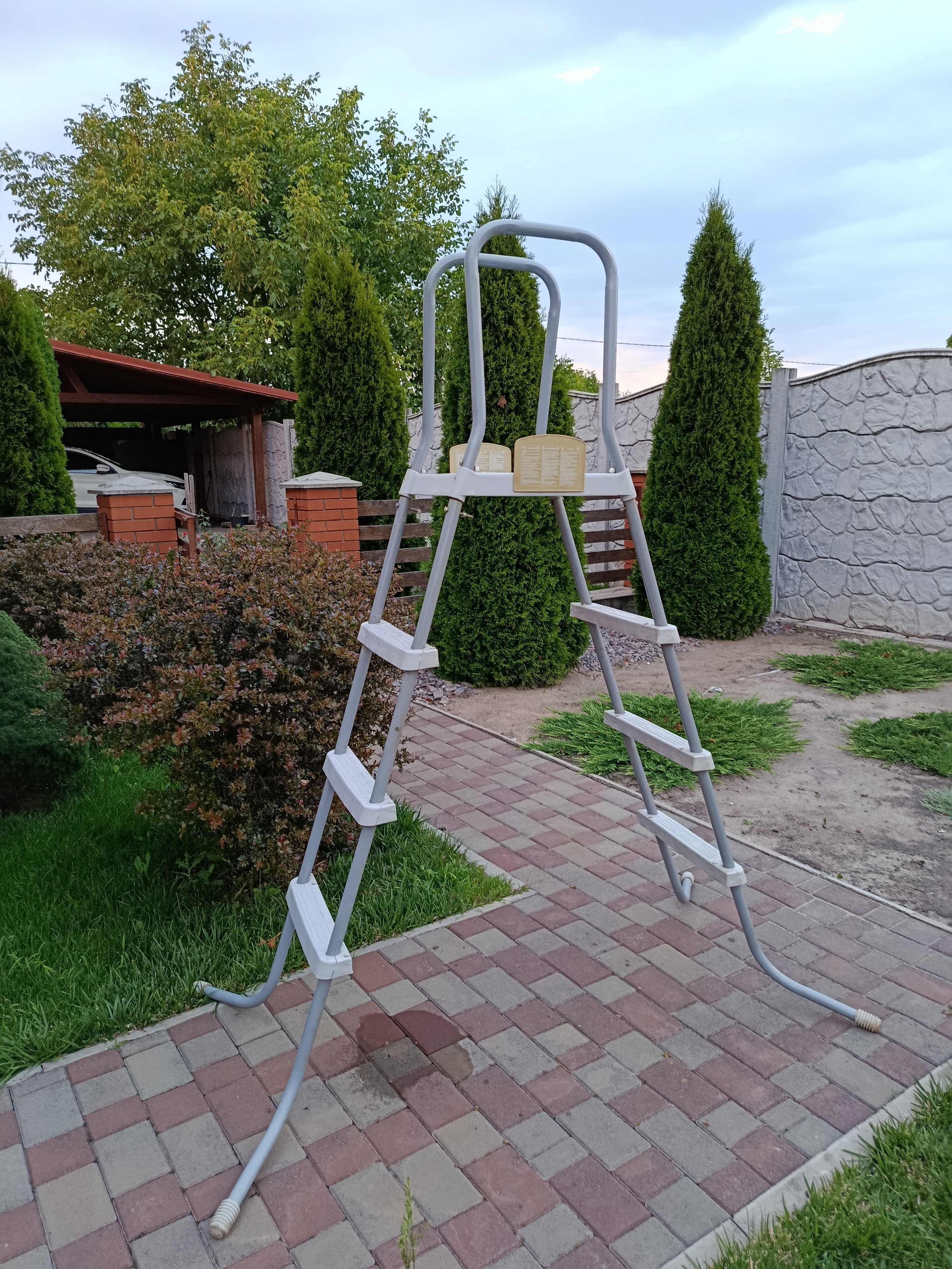 Драбина для басейну
