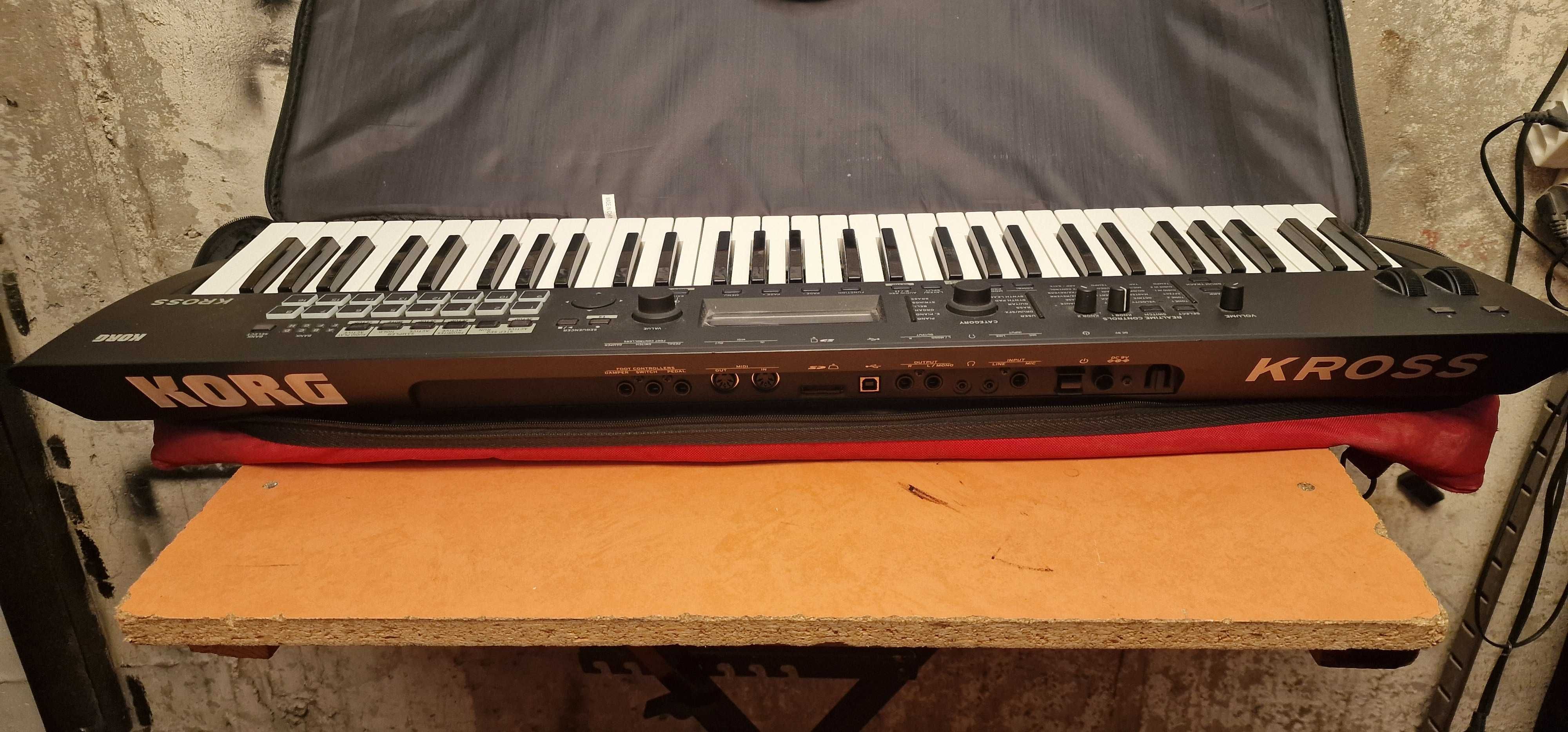 Korg Kross 2 - plus oryginalny czerwony pokrowiec. Stan B.dobry