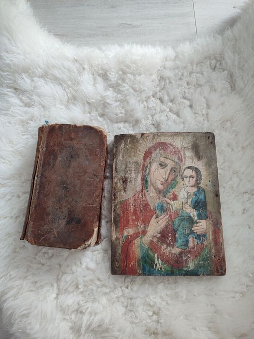 Старовинна книга збірник законів Франції та ікона Божої матері з дитин