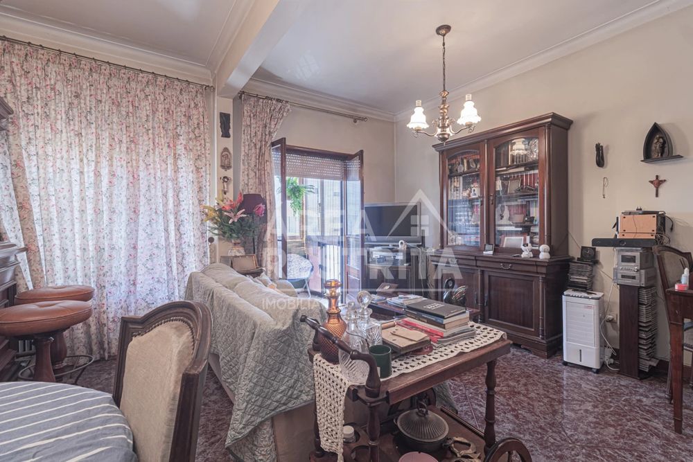 Apartamento T4 transformado em T3 no Laranjeiro