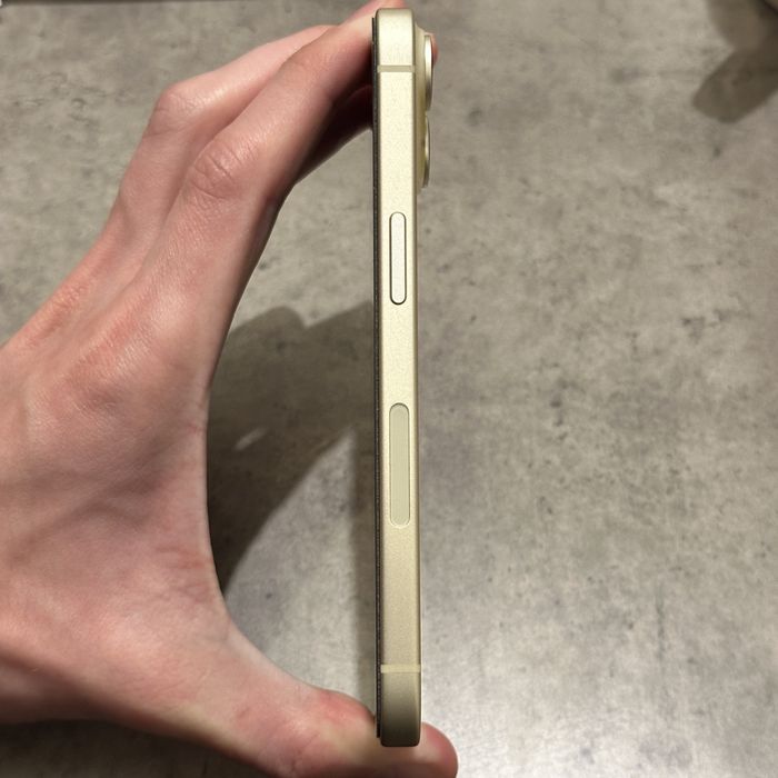 Apple Iphone 15 yellow