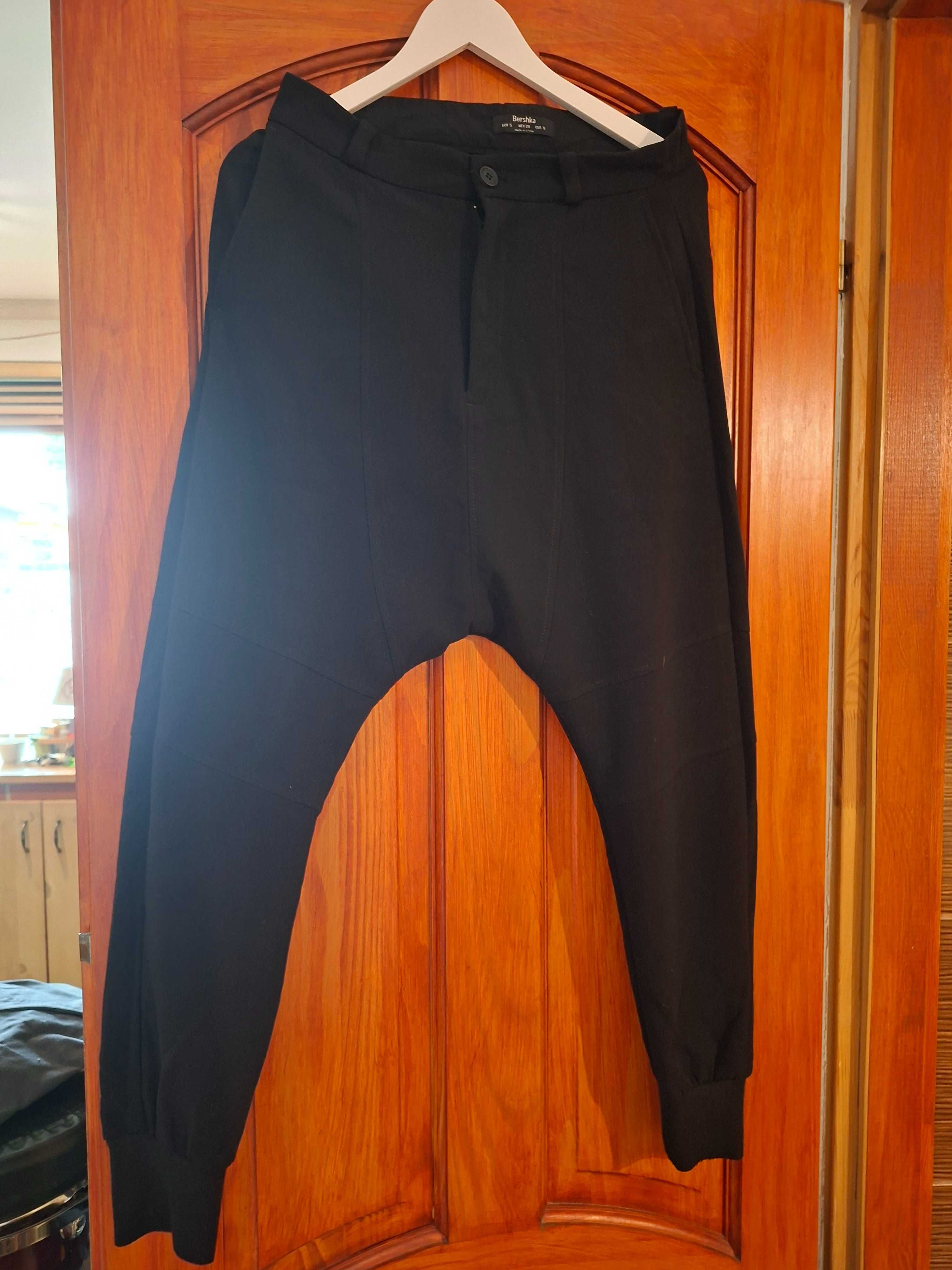 Czarne Baggy Bershka rozm S