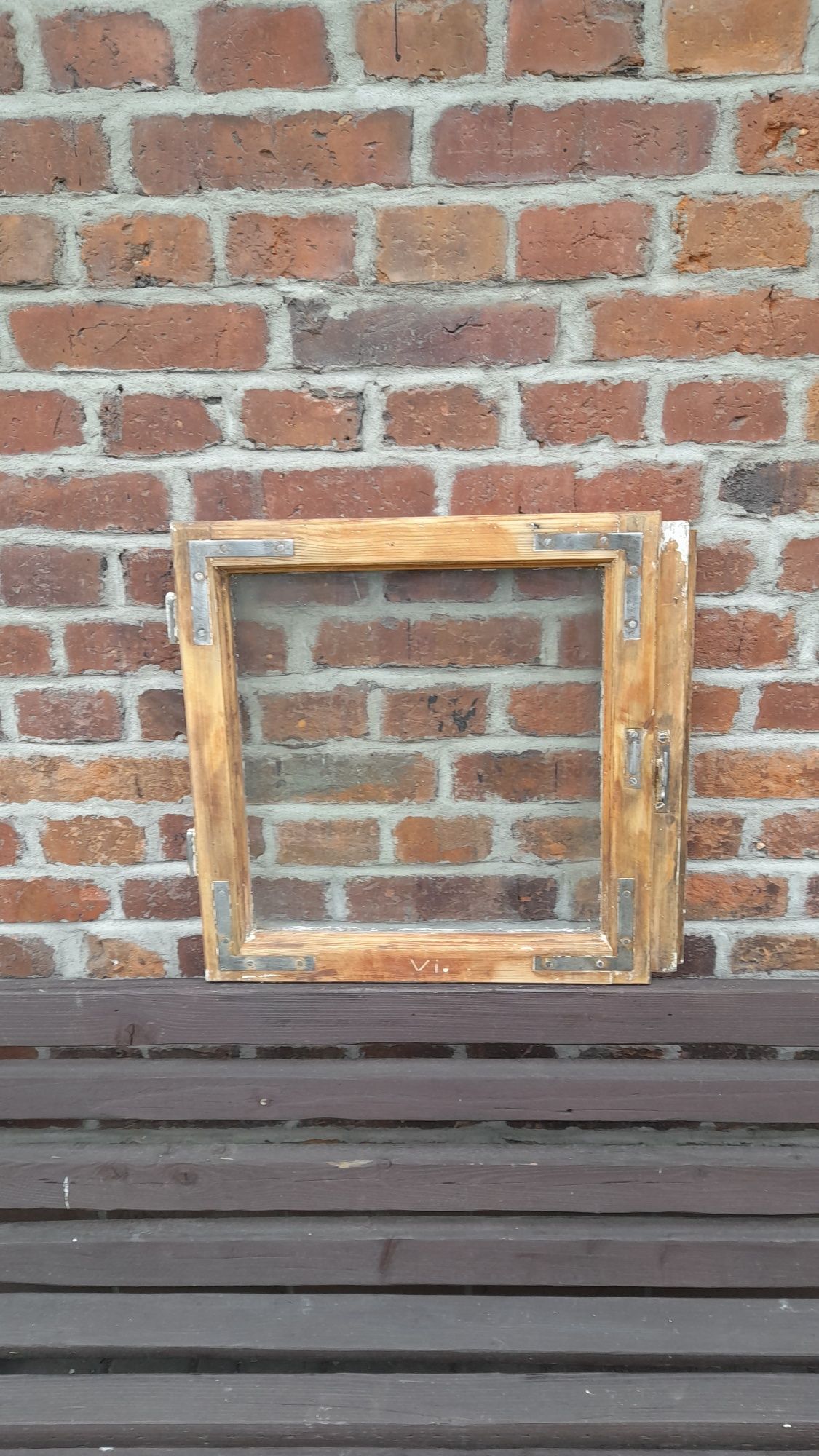 Okienko drewniane zabytkowe małe okno stare