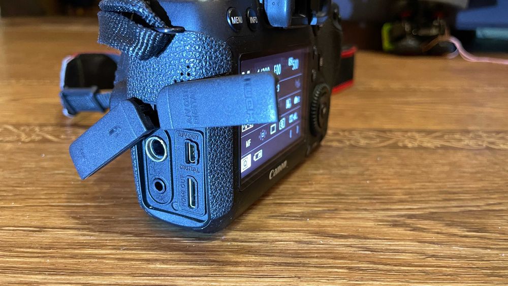 Дзеркальна камера Canon 6d body