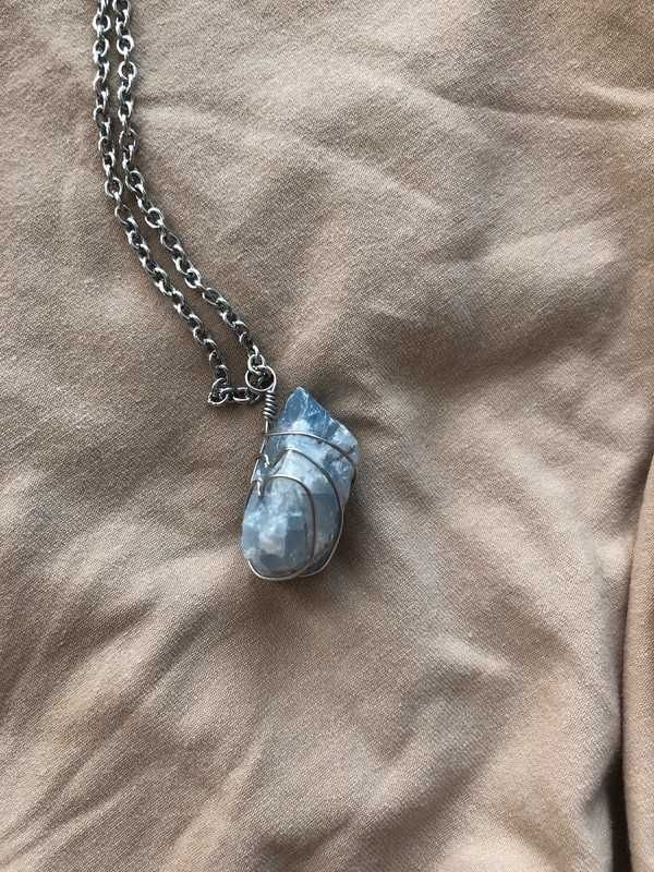 Naszyjnik z kamieniem kalcyt szafirowy handmade