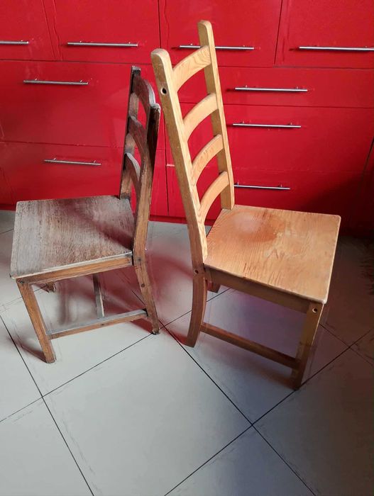 Taboret i krzesło drewniane -mocne - stabilne .