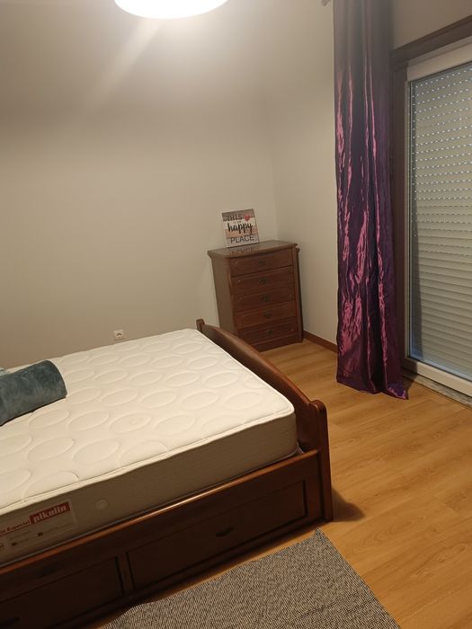 Quarto individual com cama de casal