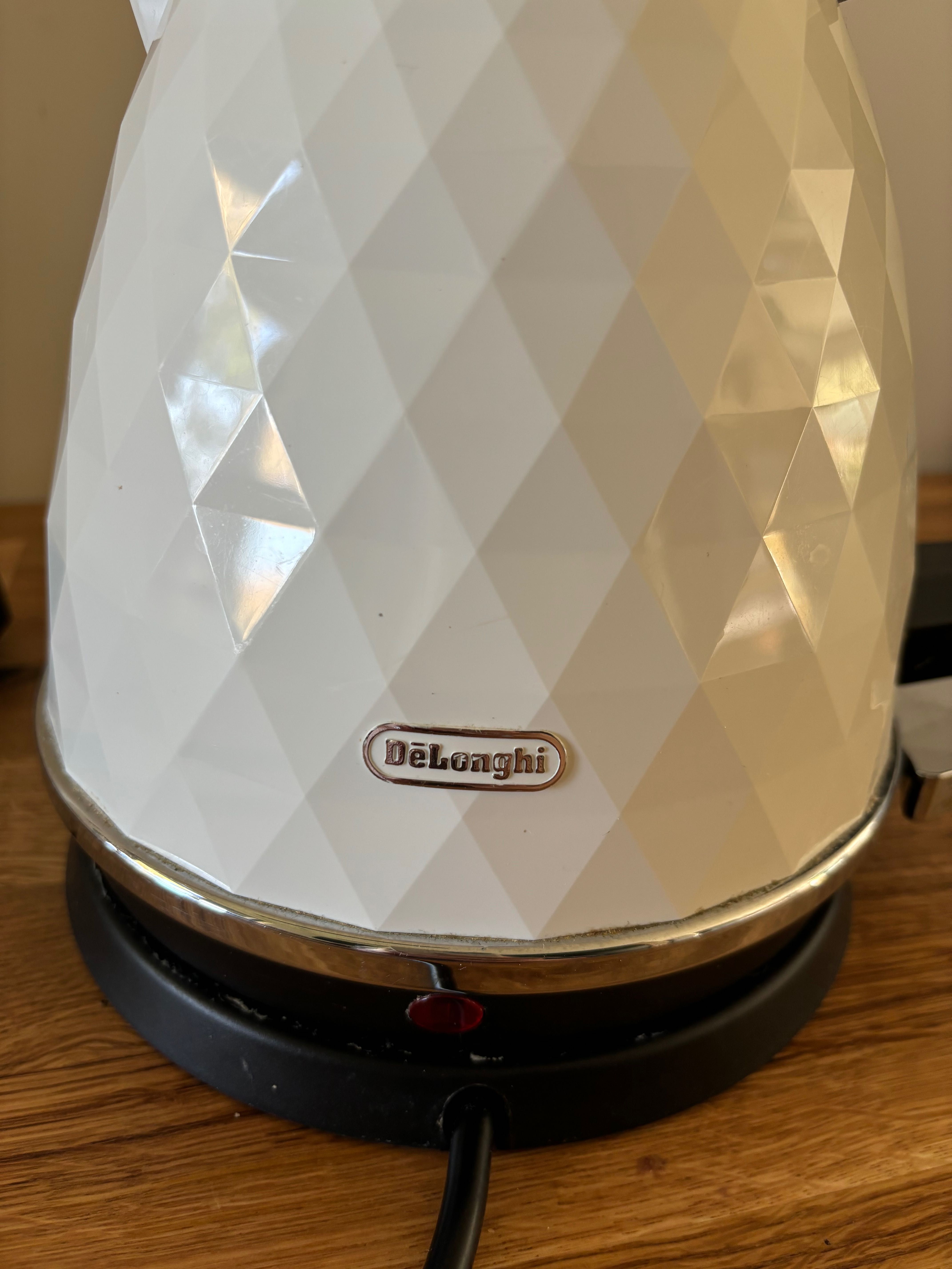 Czajnik elektryczny DeLonghi