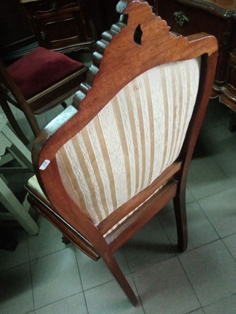 Cadeira estilo Queen Anne restaurada