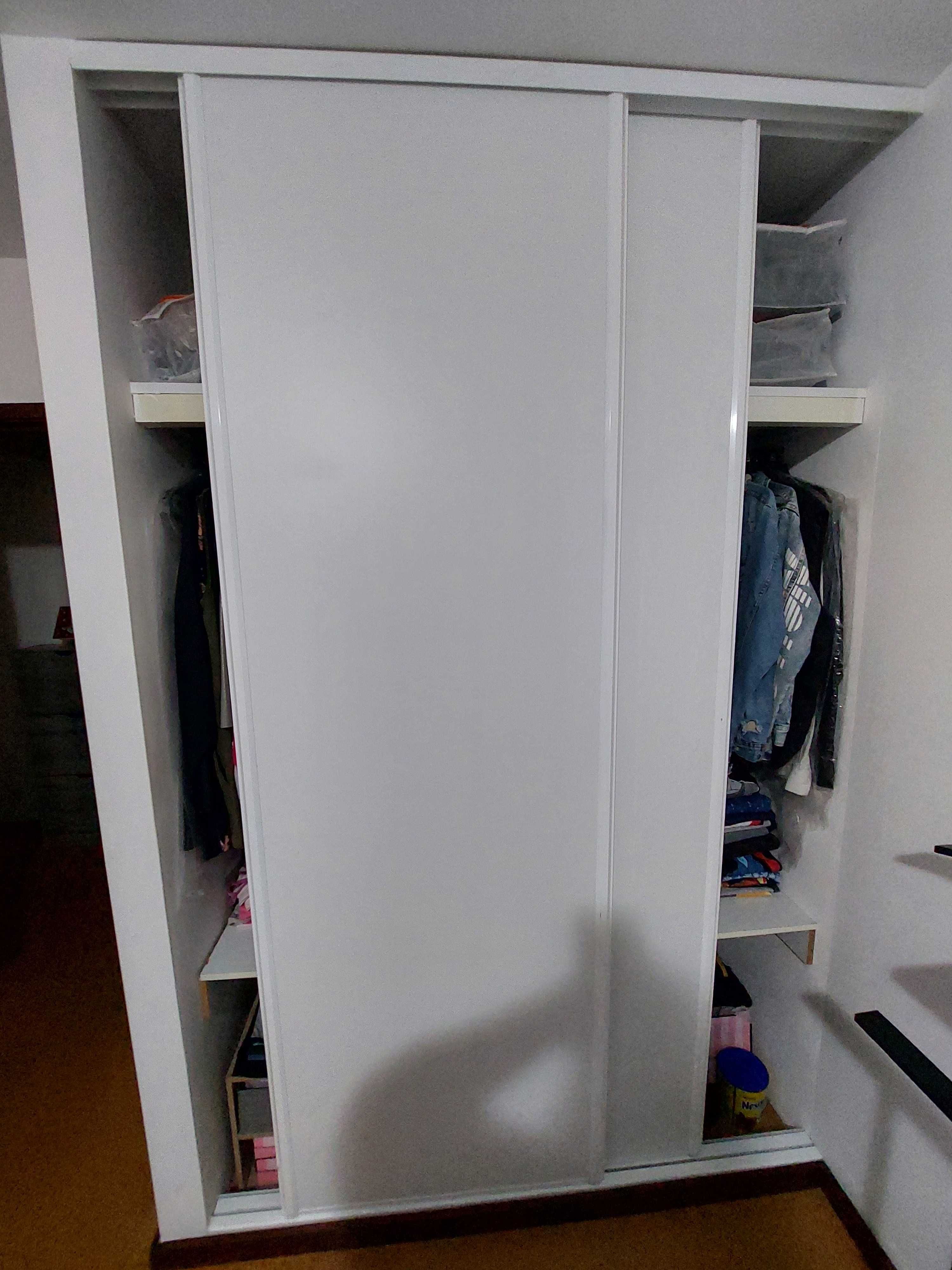 Conjunto de portas deslizantes guarda fatos