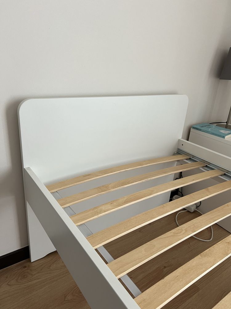 Cama solteiro branca com estrado incluído