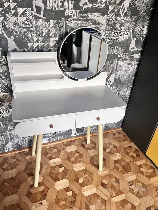 Toaletka konsola biurko w stylu skandynawskim