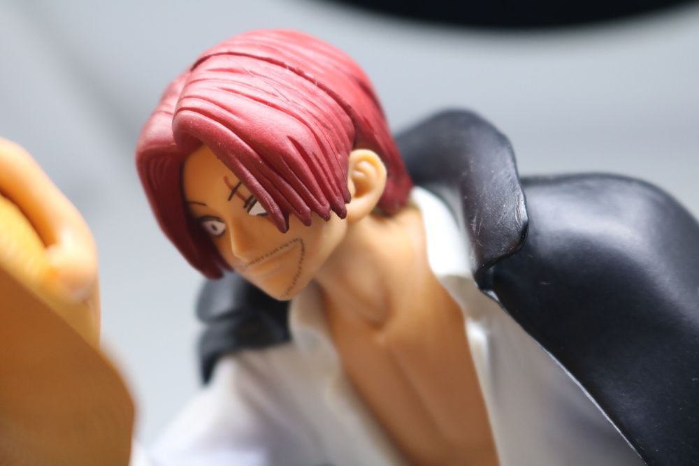 Figura Shanks e Chapéu De Palha Luffy