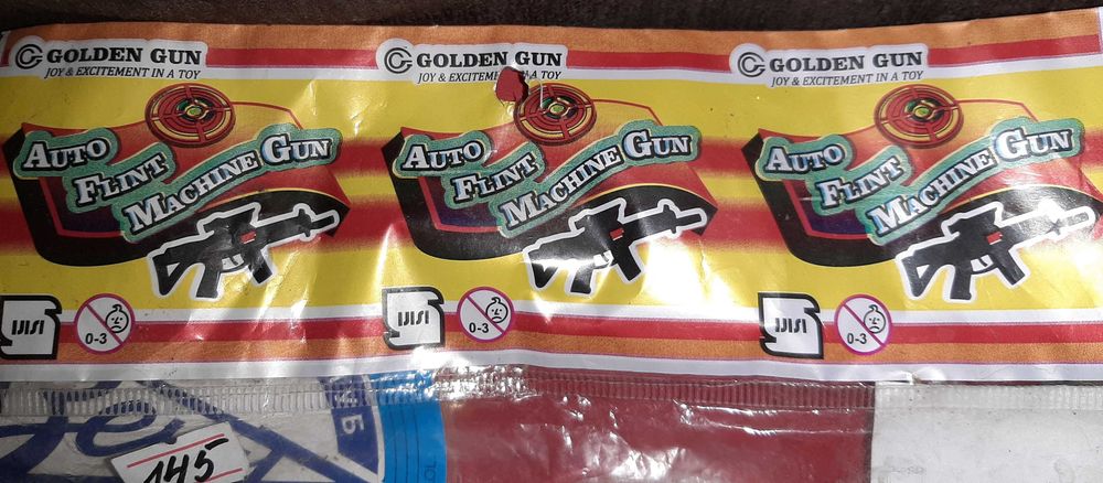 Игрушечный автомат-трещотка Golden Gun