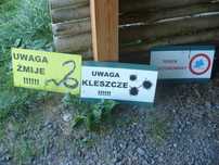 Tablice ostrzegające /uwaga węże, kleszcze, teren monitorowany/