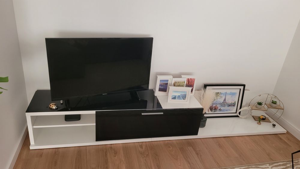 Movel tv sala - branco e preto